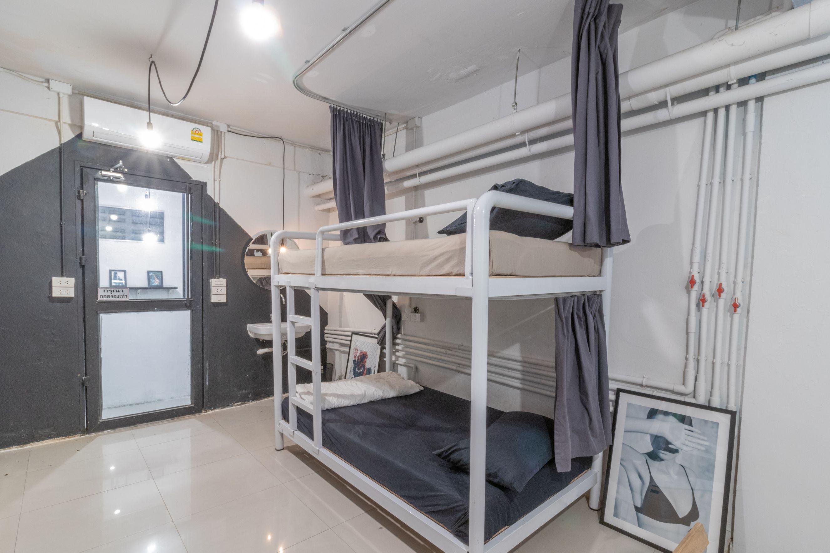 Beige Poshtels + Netflix Hostel Bangkok Exterior photo