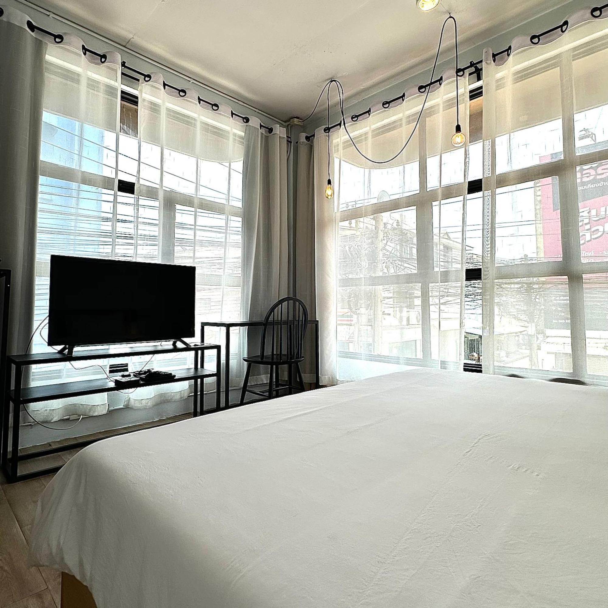 Beige Poshtels + Netflix Hostel Bangkok Exterior photo