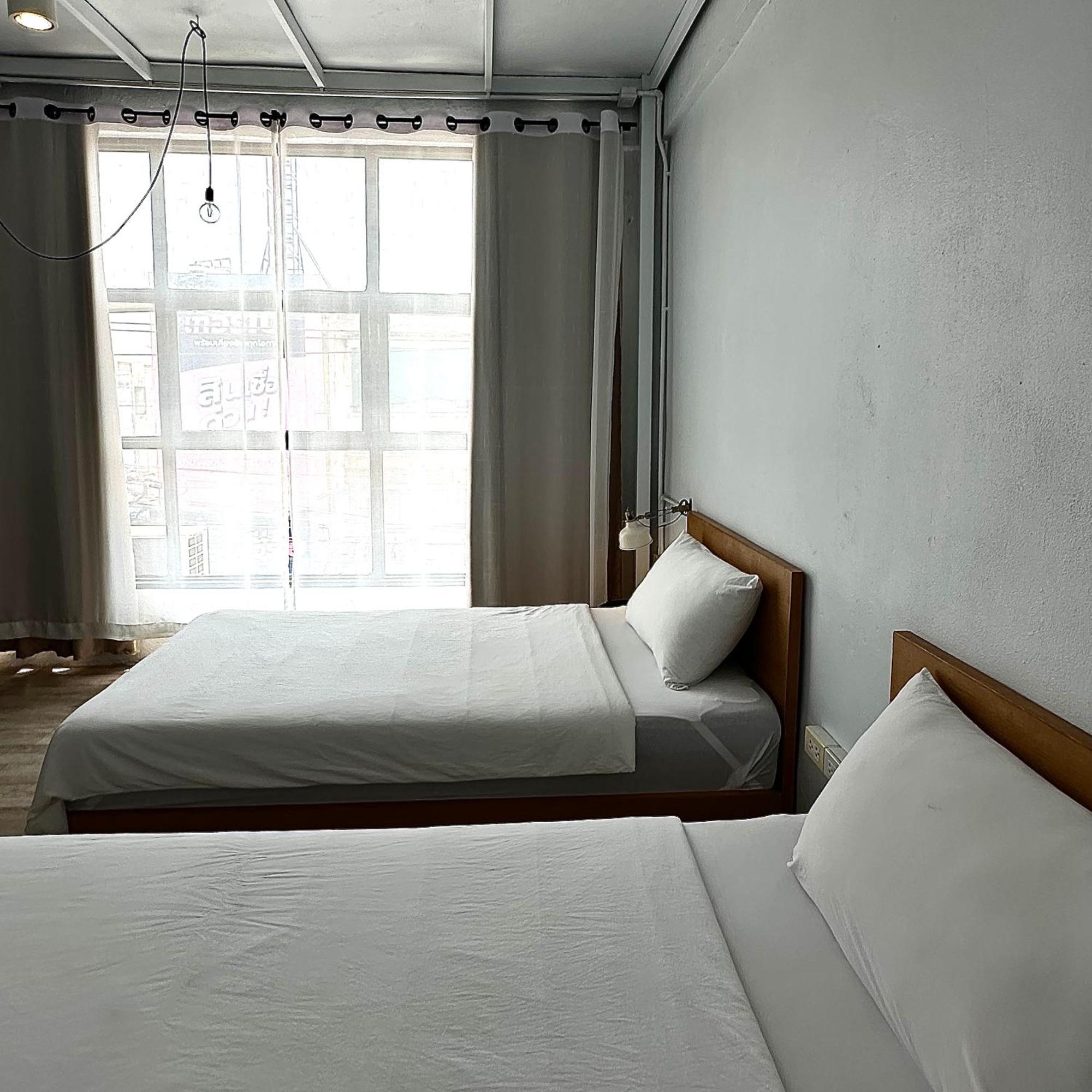 Beige Poshtels + Netflix Hostel Bangkok Exterior photo
