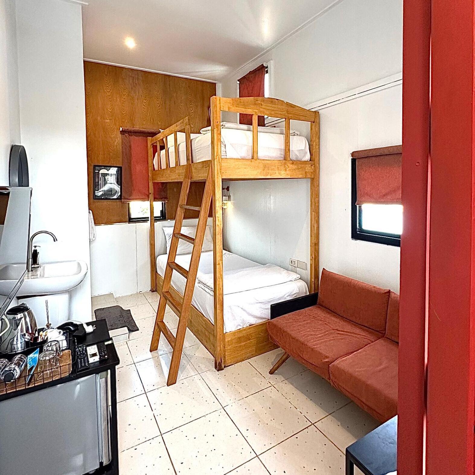 Beige Poshtels + Netflix Hostel Bangkok Exterior photo